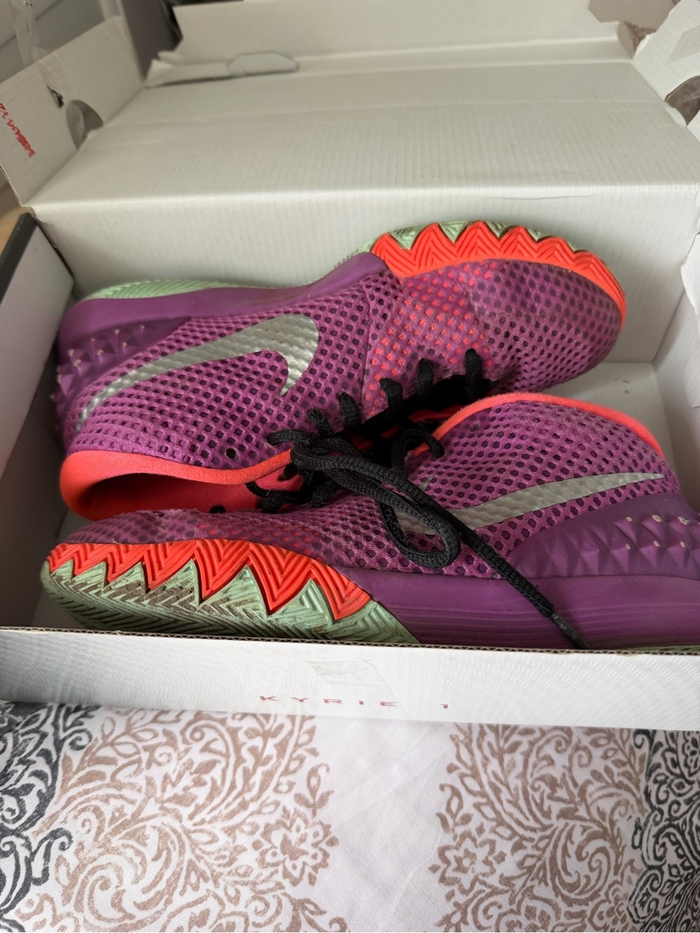 Nike Kyrie 1 basketball shoes